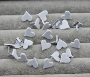 Südame kujulised needid 9 mm 50 tk valged