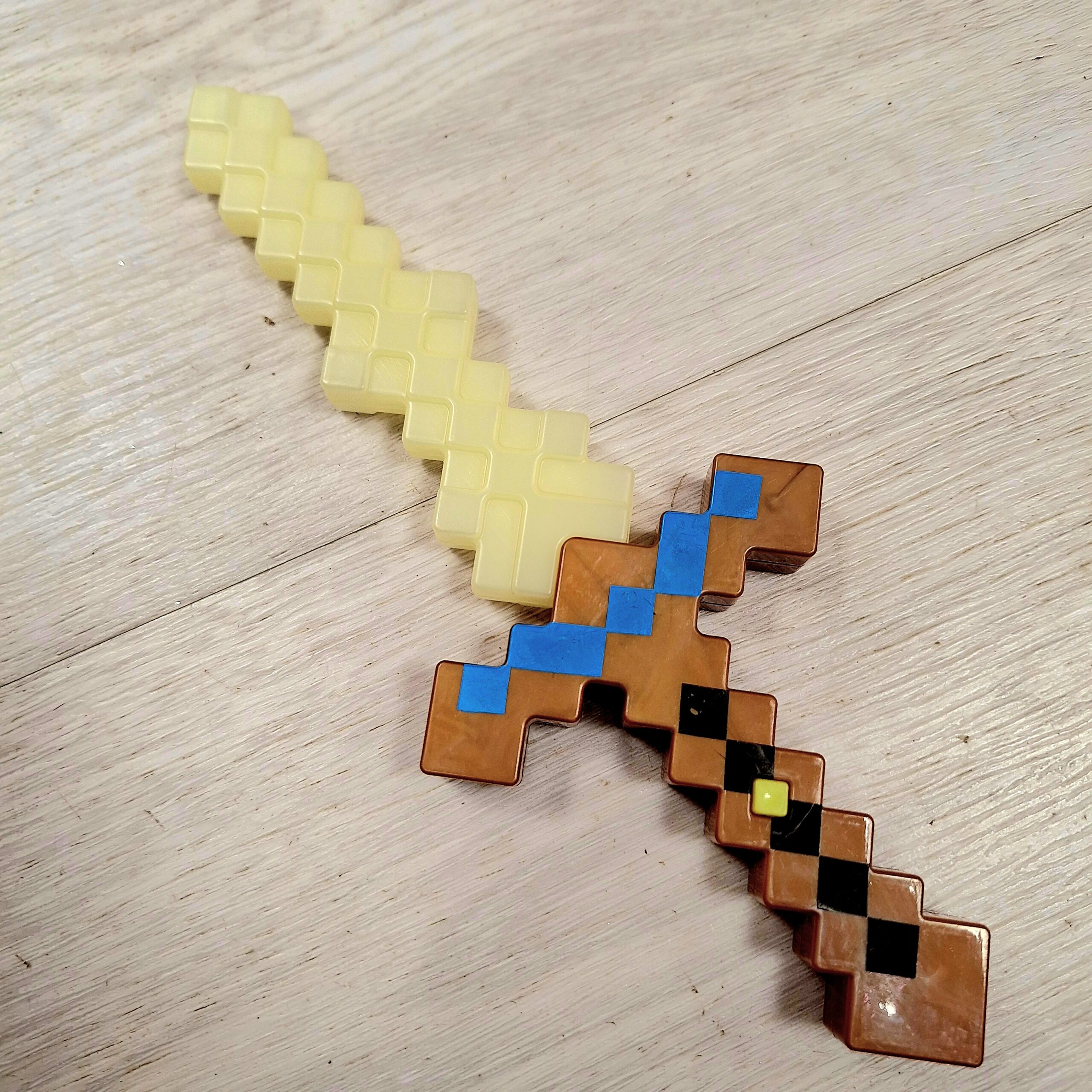 Minecraft teemaline lühike mõõk/heli ja valgusega/ pruunikas