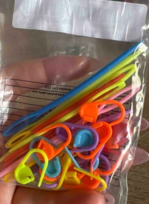 Plastiknõelad 12 tk pakis 3 pikkust +plastikhaagid 20 tk